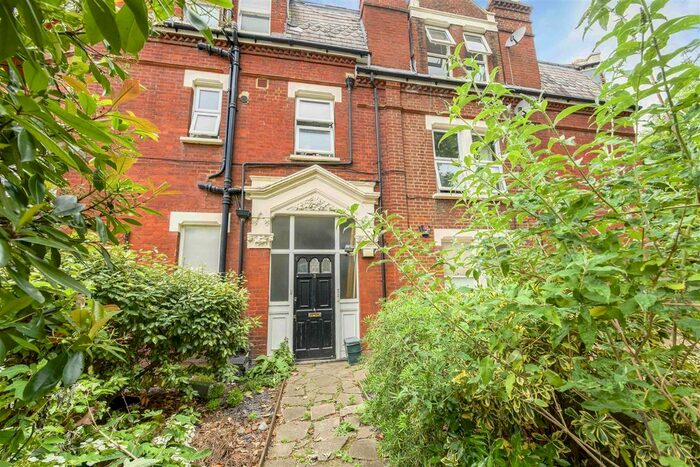 2 Bedroom Flat To Rent In Clifden Road, Twickenham, TW1