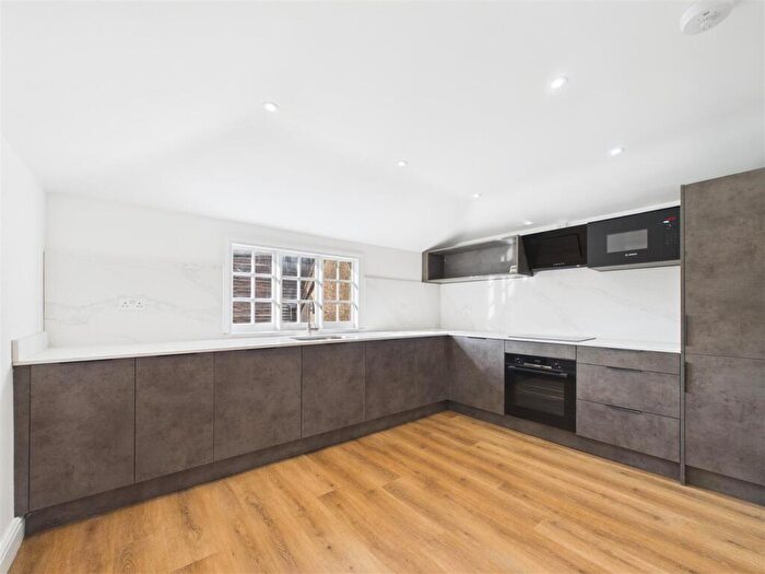 2 Bedroom Flat To Rent In Market Place, Hitchin, SG5