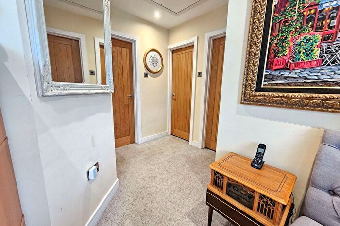 2 Bedroom Detached Bungalow For Sale In Place House Close, Fareham, PO15