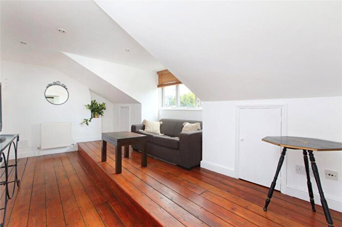 1 Bedroom Flat For Sale In Battersea Park Court, - Battersea Park Road, SW11