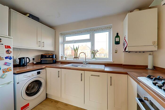 1 Bedroom Flat For Sale In Chapel Close, Wick, Littlehampton, BN17