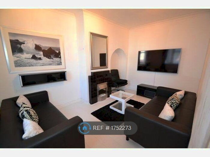 3 Bedroom Detached House To Rent In Groveway, Dagenham, RM8