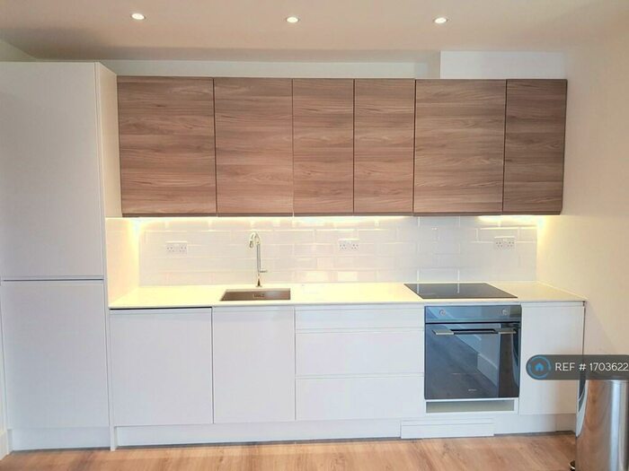 2 Bedroom Flat To Rent In Oak Apartments, London, E9