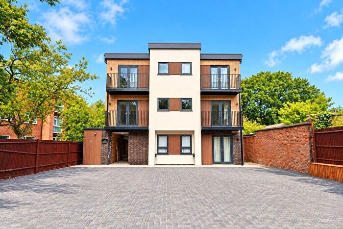 2 Bedroom Flat For Sale In Woking, Surrey, GU21