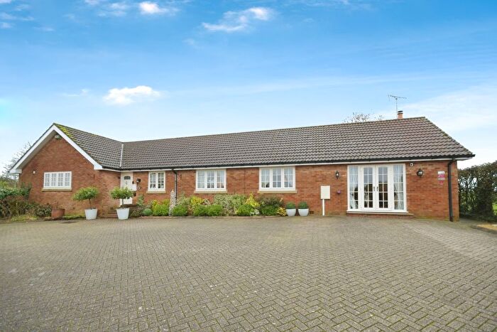 3 Bedroom Bungalow For Sale In Mansfield Road, Clowne, Chesterfield, Derbyshire, S43