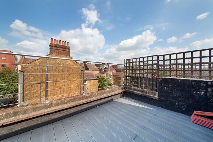 2 Bedroom Flat To Rent In Comyn Road, Clapham Junction, SW11