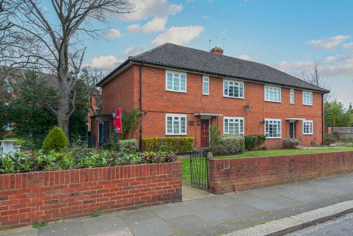 2 Bedroom Maisonette To Rent In Richmond Road, Raynes Park, London, SW20