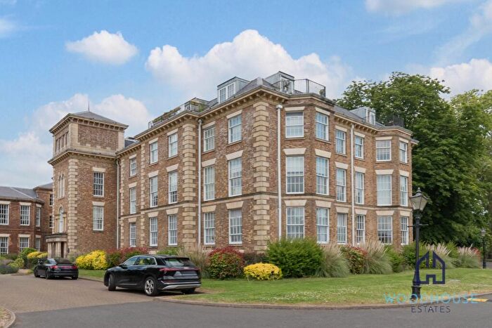 2 Bedroom Apartment To Rent In Royal Drive, London, N11