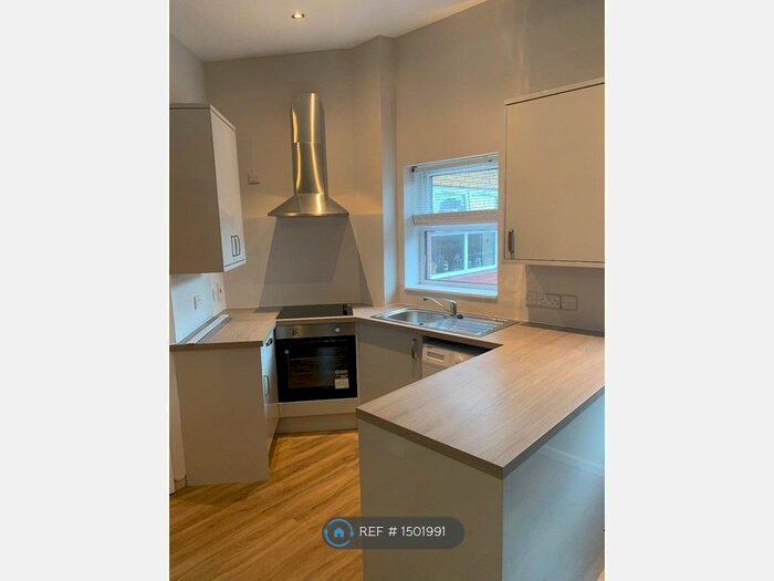 2 Bedroom Flat To Rent In Highbury Court, Leeds, LS6