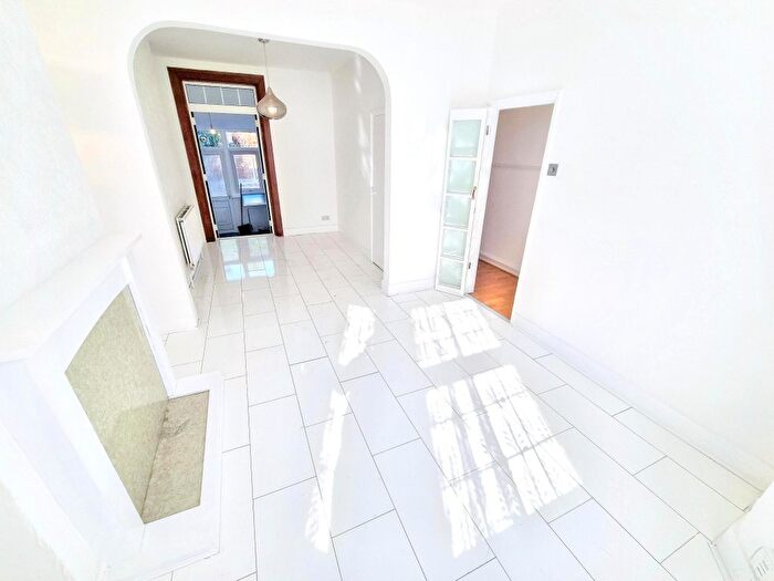 2 Bedroom Property To Rent In Elm Park Road, Leyton, E10