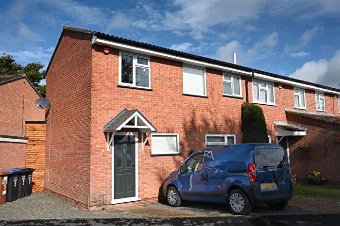 3 Bedroom End Of Terrace House For Sale In Booths Close, Welham Green, AL9
