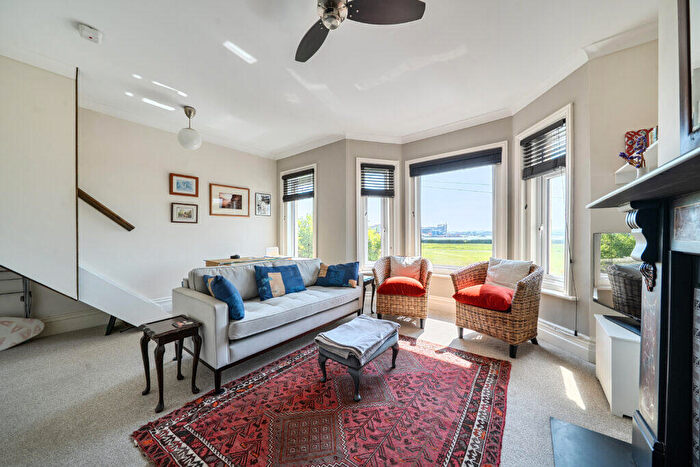 2 Bedroom Flat For Sale In Sterte Esplanade, Poole, BH15