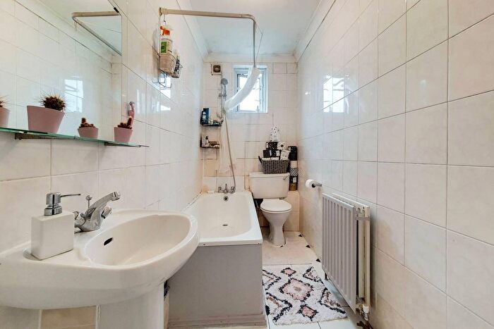 2 Bedroom Flat To Rent In Lordship Lane, East Dulwich, London, SE22