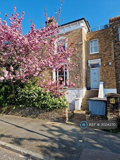 2 Bedroom Flat To Rent In Buckingham Road, London, N1