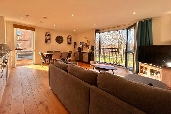 2 Bedroom Flat For Sale In Exchange Close, Aldershot, Hampshire, GU11