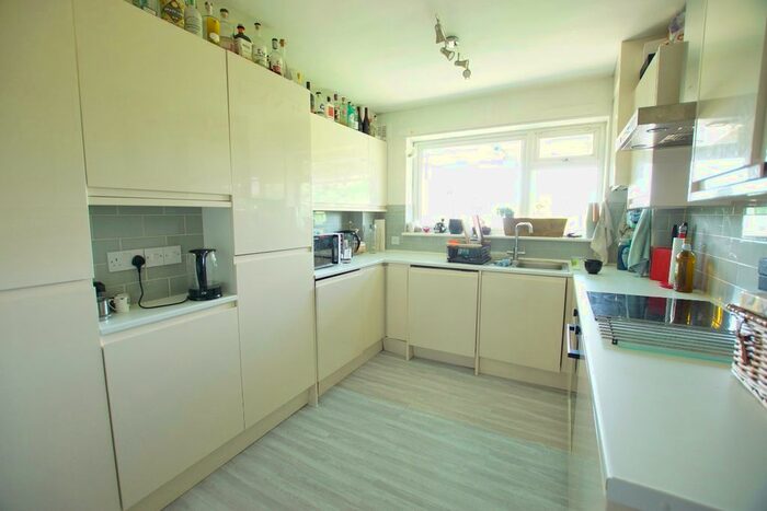 2 Bedroom Flat To Rent In Oxford Court, Avenue Elmers, Surbiton, KT6