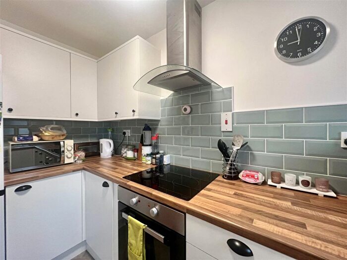 2 Bedroom Flat To Rent In Weavers Court, Pudsey, Leeds, LS28