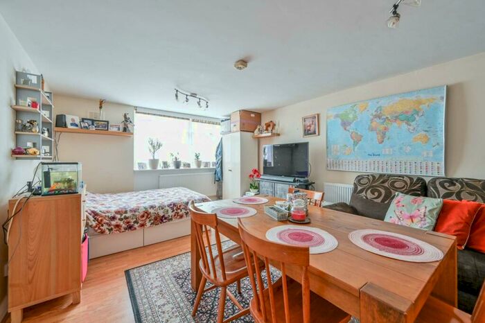 2 Bedroom Flat To Rent In . Dunheved Road, Croydon, Thornton Heath, CR7