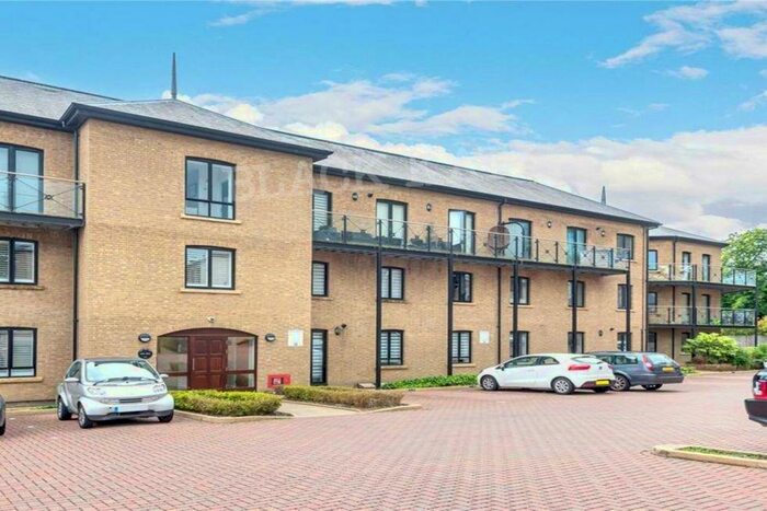 3 Bedroom Flat To Rent In Huguenot Drive, N13