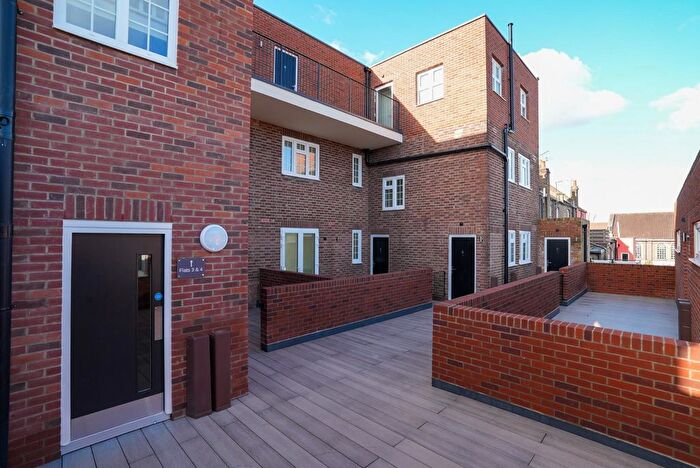 3 Bedroom Flat To Rent In Northfield Avenue, Ealing, W13