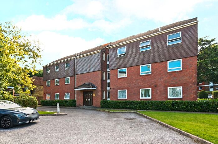 2 Bedroom Flat For Sale In Haslemere, Surrey, GU27