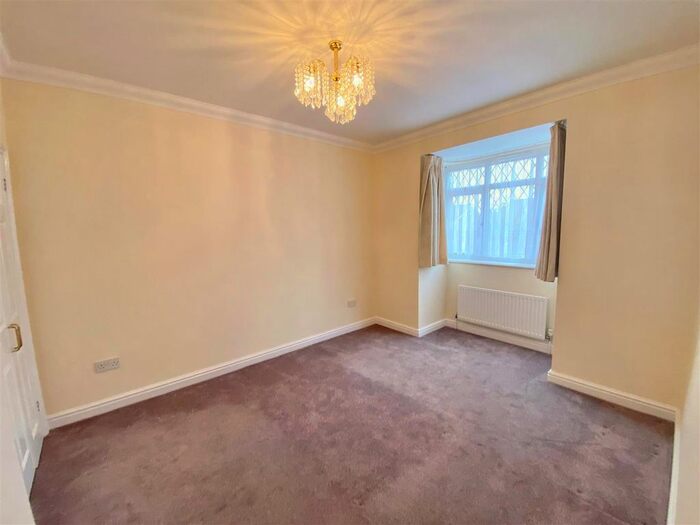 2 Bedroom Detached Bungalow To Rent In The Drive, Potters Bar, EN6