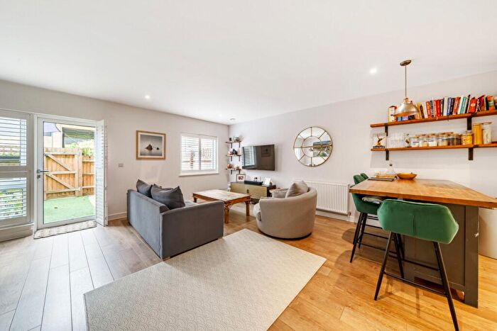 2 Bedroom Flat For Sale In Elmington Road, Camberwell, London, SE5