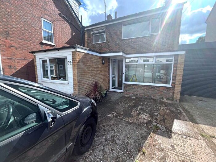 3 Bedroom Detached House To Rent In Marsh Road, Luton, Bedfordshire, LU3