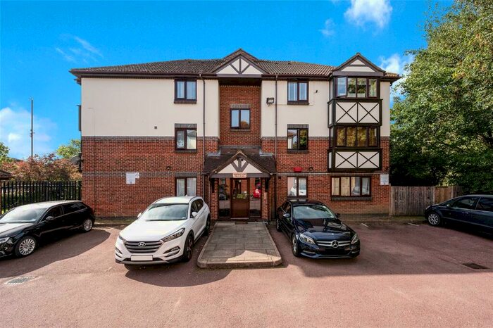 2 Bedroom Flat To Rent In Fairfield Close, Mitcham, CR4