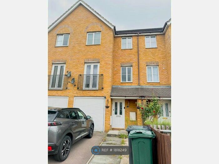 3 Bedroom Terraced House To Rent In Whitfield Crescent, Dartford, DA2