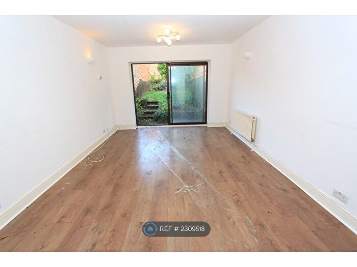 2 Bedroom Terraced House To Rent In Avenue Road, London, N12