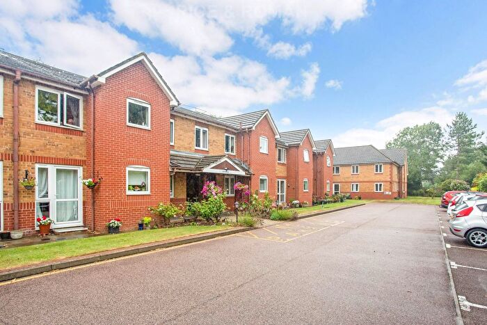 1 Bedroom Flat For Sale In Royston Court, Hinchley Wood, KT10