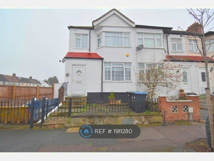 3 Bedroom End Of Terrace House To Rent In Newbury Ave, Greater London, EN3