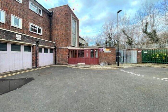 1 Bedroom Flat To Rent In Isom Close, Plaistow, E13