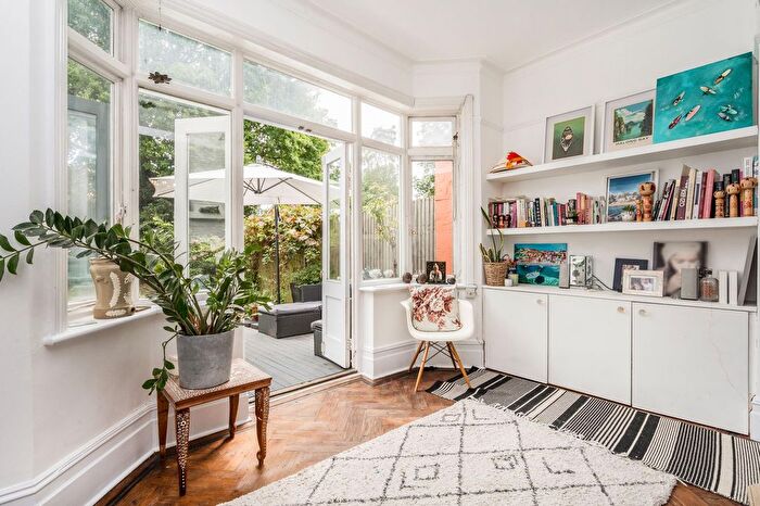 3 Bedroom Flat For Sale In Lydford Road, London, NW2