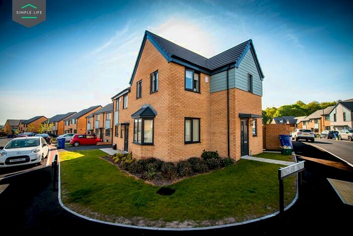 3 Bedroom Detached House To Rent In Romanby Shaw, Bradford, BD10