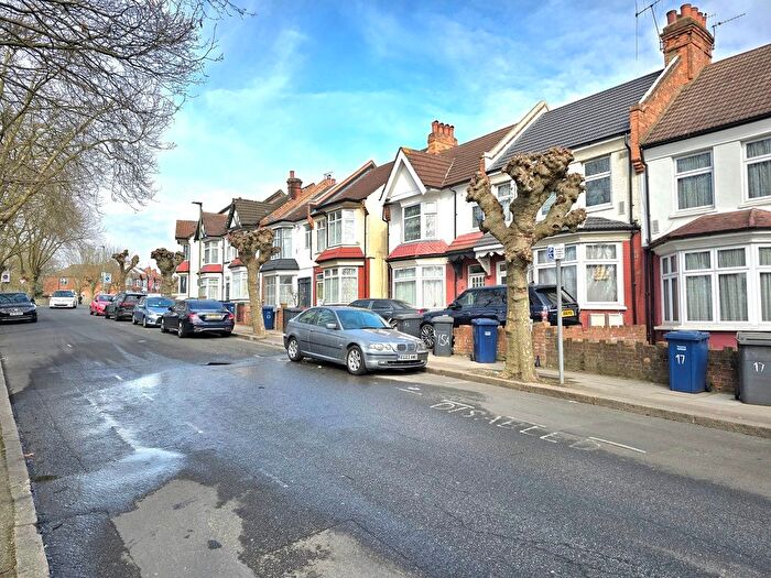 2 Bedroom Flat To Rent In Dallas Road, London, NW4