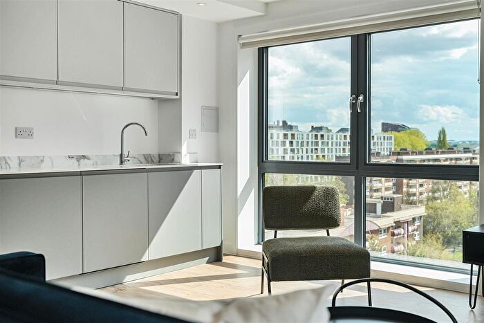 2 Bedroom Flat To Rent In Phoenix, Saxton Lane, Leeds, LS9