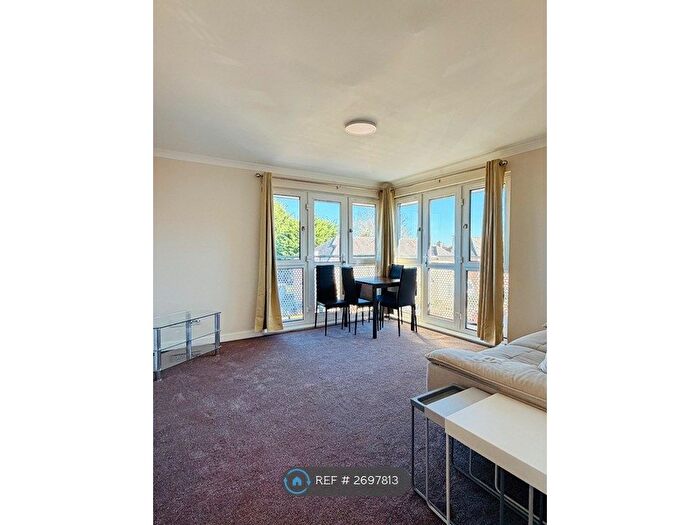 2 Bedroom Flat To Rent In Stenhouse Gardens, Edinburgh, EH11