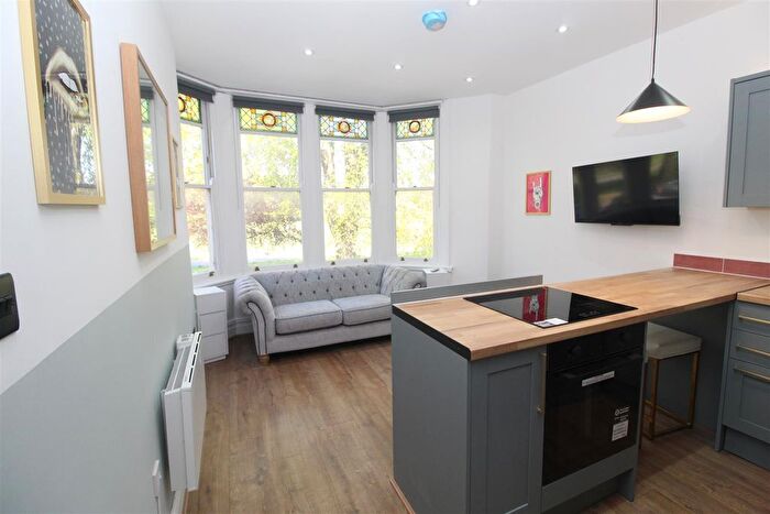 2 Bedroom Flat To Rent In Ninian Road, Roath, Cardiff, CF23