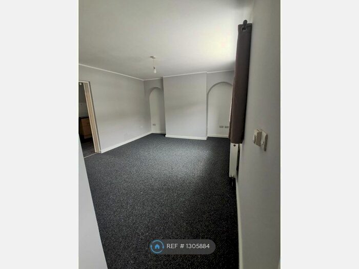 3 Bedroom Semi-Detached House To Rent In Harold Avenue, Barnsley S71