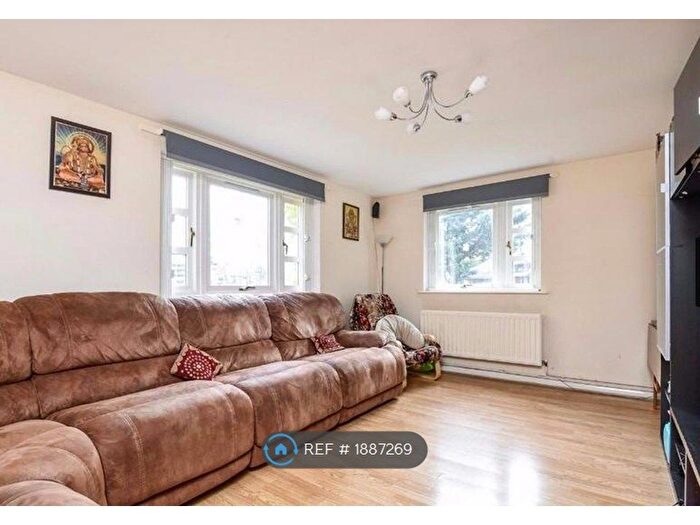 2 Bedroom Flat To Rent In Reeves Road, London, E3