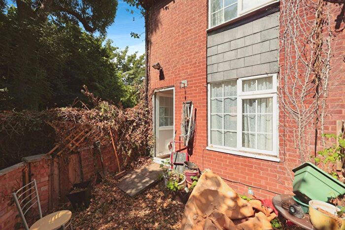 1 Bedroom End Of Terrace House For Sale In Long Elms Close, Abbots Langley, WD5
