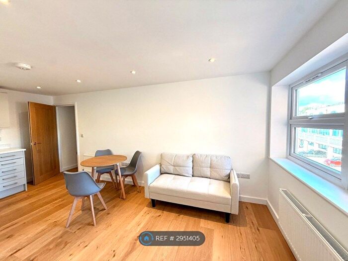 2 Bedroom Flat To Rent In Collier Court, Southampton, SO14