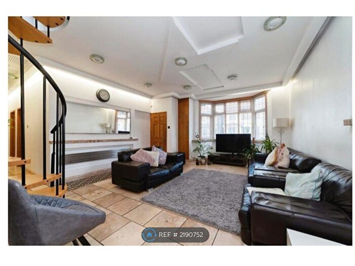 4 Bedroom Bungalow To Rent In Mayfair Avenue, Romford, RM6