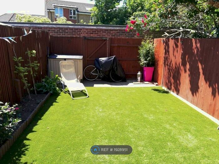 2 Bedroom Flat To Rent In Croftside, London, SE25