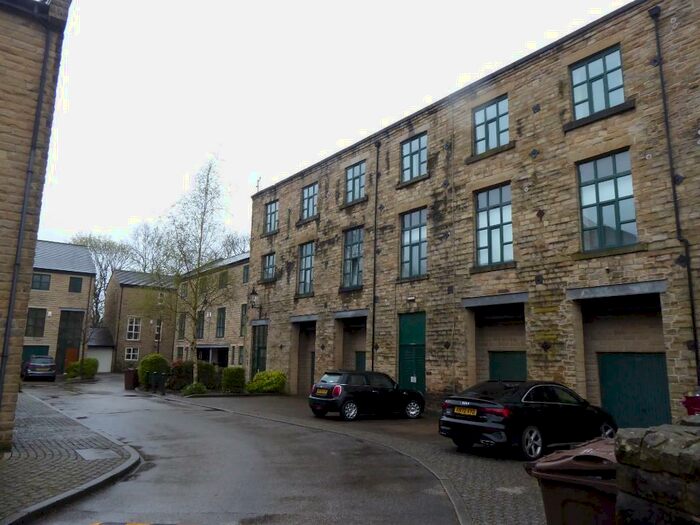 2 Bedroom Flat To Rent In Whitehead Close, OL3