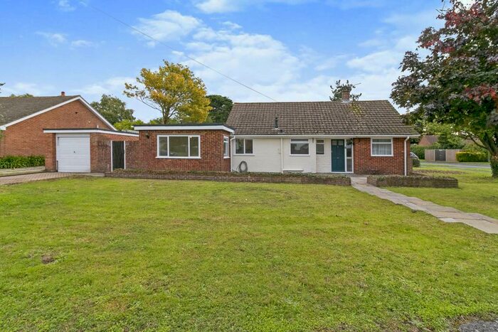 3 Bedroom Bungalow For Sale In Godwin Way, Chichester, West Sussex, PO18