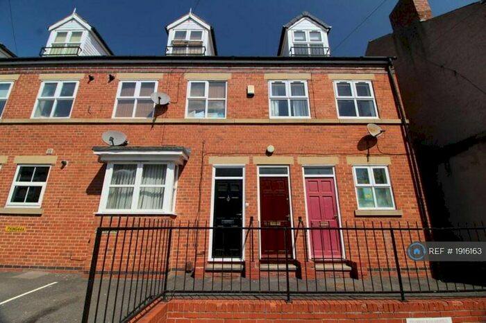 2 Bedroom Maisonette To Rent In Fieldhead Road, Sheffield, S8