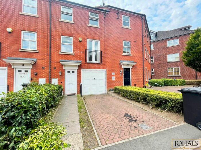 4 Bedroom Semi-Detached House To Rent In Montvale Gardens, Leicester, LE4